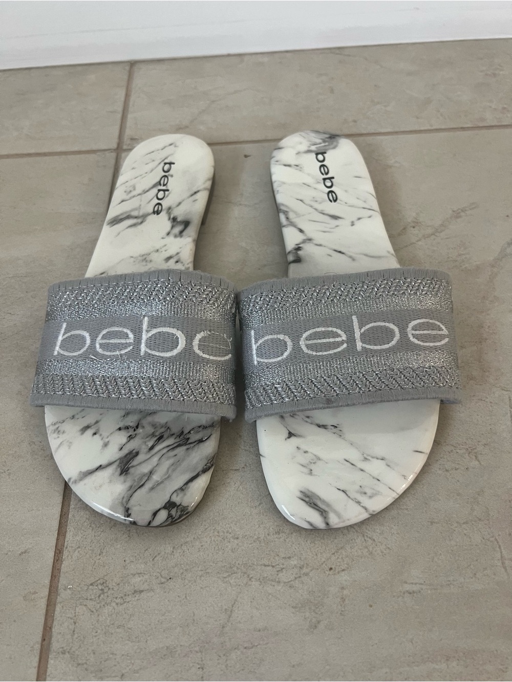 Bebe Marlen women’s slide sandals with marble footbed and grey fabrics size 6
